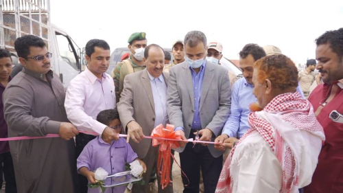 المحافظ لملس يفتتح محطة بئر فضل لتعبئة الغاز المنزلي ويدعو للاستثمار في قطاع الخدمات