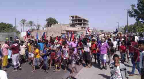 مسيرة حاشدة في لحج منددة بتردي الاوضاع وفساد محافظها الاخواني