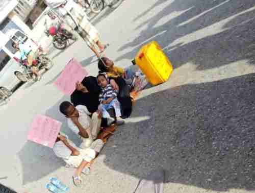 امرأة حضرمية "جائعـة" تفترش الأرض برفقة ابنائها 