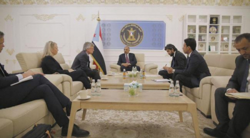الرئيس القائد "الزُبيدي" يبحث مستجدات الأوضاع الاقتصادية والسياسية والعسكرية مع المبعوث السويدي
