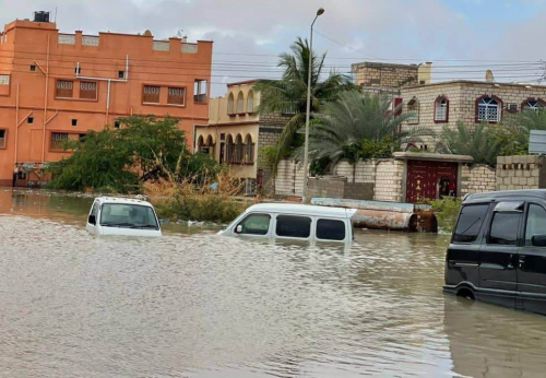 هطول أمطار غزيرة على الشحر ومناشدة لإنقاذ العالقين