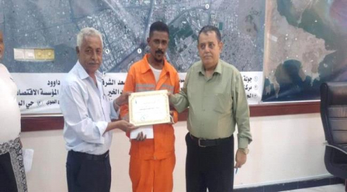 تكريم عامل نظافة أعاد 4 ألف ريال سعودي عثر عليه اثناء عمله