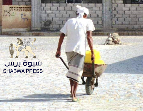 صورة مؤلمة لمسن عمره 85 عاما يبحث عن قطرة ماء في "حوطة عتق"