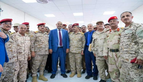 الرئيس الزُبيدي يتفقد سير العملية التعليمية في الأكاديمية العسكرية العُليا