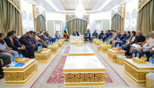 الرئيس الزبيدي يلتقي قيادة الانتقالي والسلطة المحلية بأبين