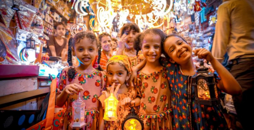 عدن.. مدينة تختنق بالأزمات لكنها تنبض بالحياة