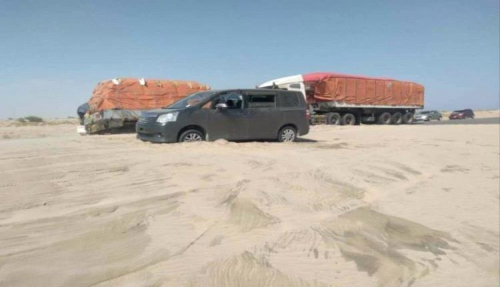 رمال زاحفة تعزل عسيلان عن عتق وتهدد حياة المسافرين