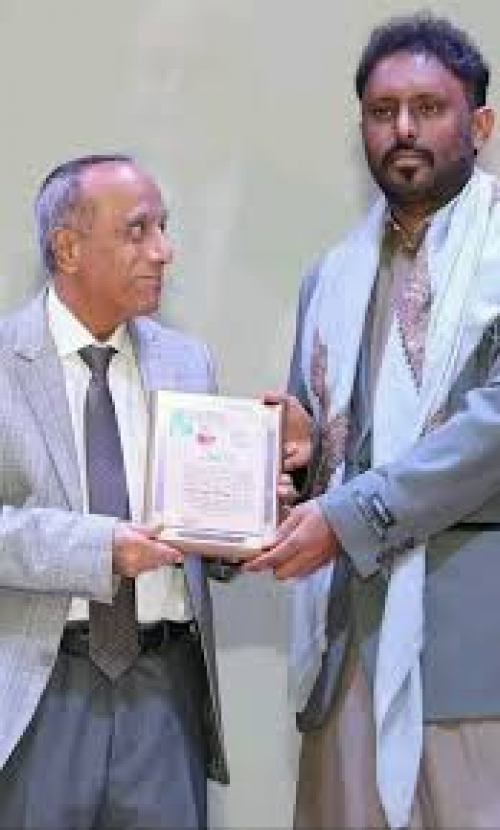 جاهل يكرم عالم كبير.. بن حبريش يكرّم عالم حضرموت والجزيرة العربية 