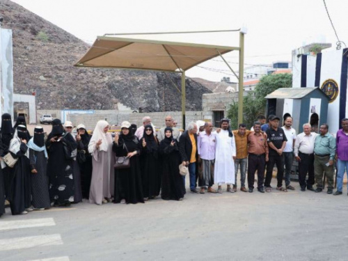 لليوم الـ11.. كوادر أمانة الانتقالي تواصل وقفتها الاحتجاجية في عدن