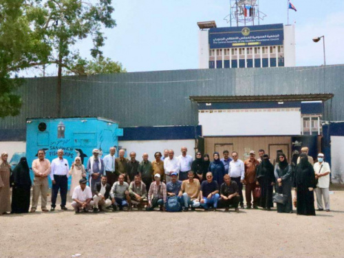  قيادات عمومية الانتقالي تنظم وقفة احتجاجية أمام مقر الجمعية