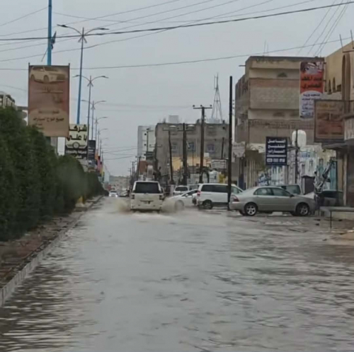 أمطار غزيرة تضرب عتق وتدفق السيول يعيق الحركة في شوارعها