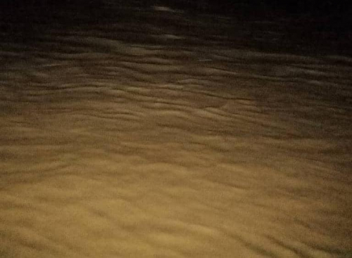 سيول مفاجئة تقطع الطريق الدولي في وادي أحور أكبر أودية الجنوب