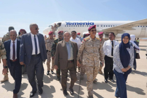 إهانة سيادية على مدرج سيئون.. الخنبشي يختزل المنصب إلى موظف استقبال