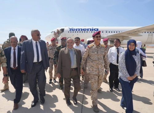 مسخرة البروتوكول اليمني.. عضو مجلس الرئاسة يستقبل وزير الدفاع