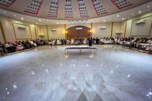 المحافظ شيخ يقيم مأدبة عشاء كبرى في الرياض.. من ماله الخاص أم من أموال أبناء عدن الجياع (صور)
