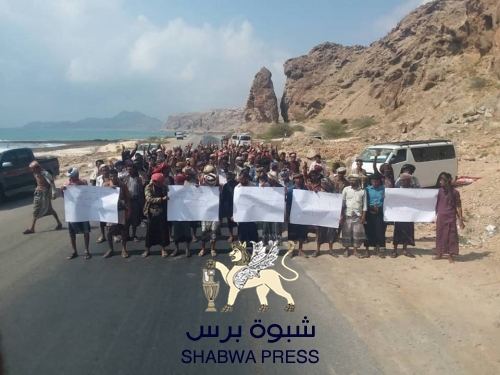 بعد منع البحسني مرورهم إلى سيؤن .. وفد شبوة ينظمون وقفة احتجاجية أمام نقطة الشقين غرب المكلا . 