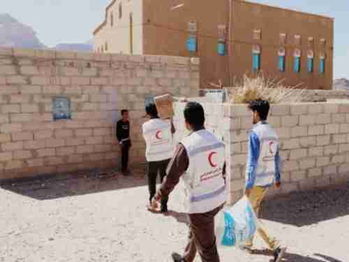 الهلال الأحمر الإماراتي يُغيث 180 أسرة في شبوة 