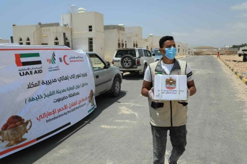 بمكرمة إماراتية.."الهلال الاحمر" يدشن مشروع توزيع التمور على أهالي حضرموت