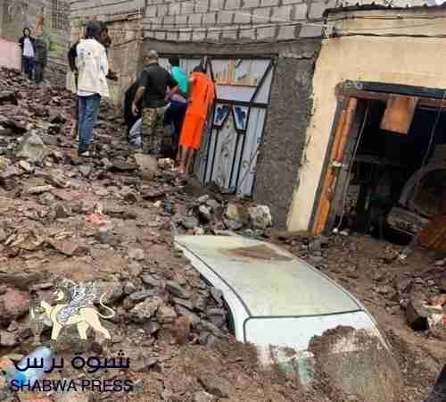 أمطار غزيرة تغرق مناطق سكنية ومحاصرة منازل ومواطنين وجرف سيارات في عدن