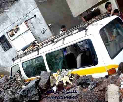 عدن تغرق بالسيول وناشطون يحملون هادي المسؤولية ويطلقون هشتاق #عدن_يغرقها_فساد_هادي