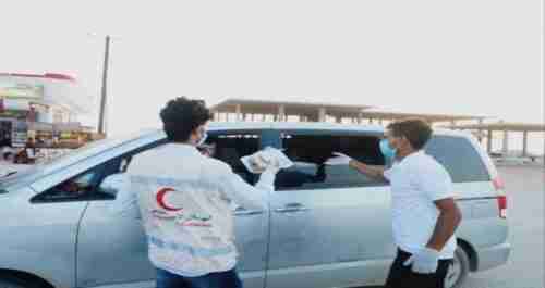 هلال الإمارات يوزع وجبات إفطار في شوارع عتق