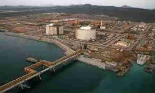 "العولقي" يلمح إلى وقوف الإخوان خلف قصف منشأة بالحاف بشبوة