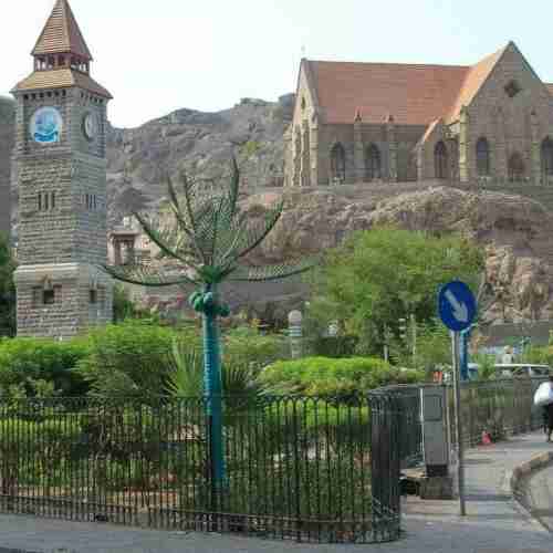 مصدر بأمن عدن ينفي صلة الأجهزة الأمنية باقتحام مكتب رجل الأعمال ناصر الصويدر.