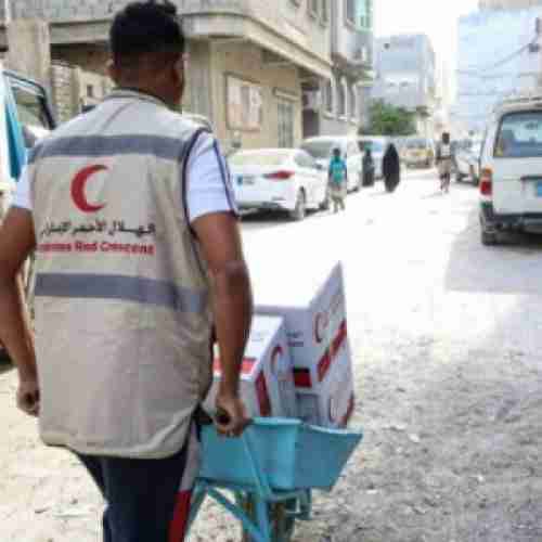 هيئة الهلال الأحمر تدشن توزيع المير الرمضاني على اهالي المكلا بمحافظة حضرموت