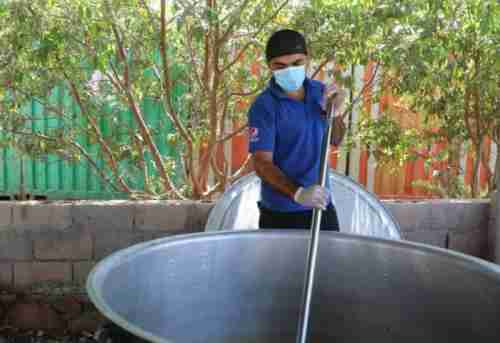 خليفة الإنسانية تتبنى مبادرة توزيع وجبات إفطار بسقطرى