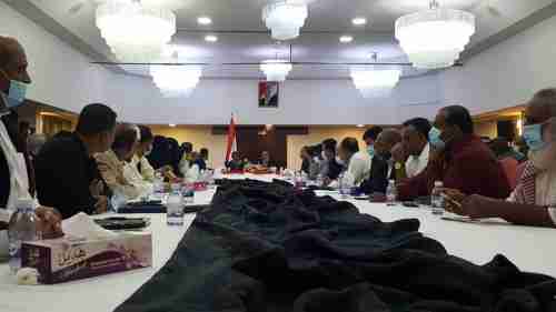 ماذا جرى في لقاء رئيس الوزراء د. معين عبدالملك بالمكلا ؟  