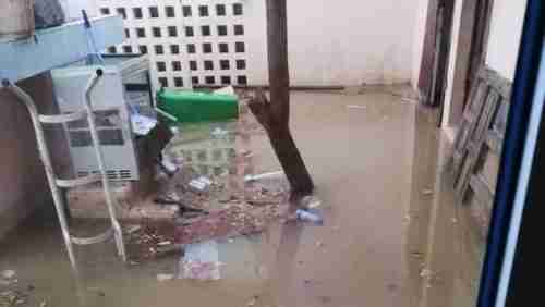 في ظل تقاعس سلطة الاخوان: مياه الأمطار تغرق مستشفى عتق العام