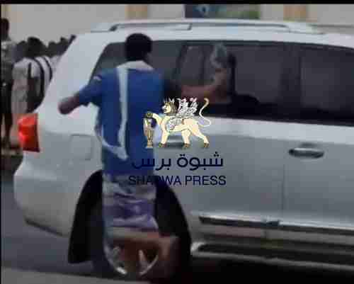 شباب المكلا الغاضبون يقذفون موكب حكومة معين والبحسني بالأحذية  