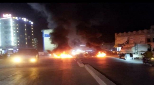 بسبب انقطاع الكهرباء.. احتجاجات غاضبة في شوارع المكلا