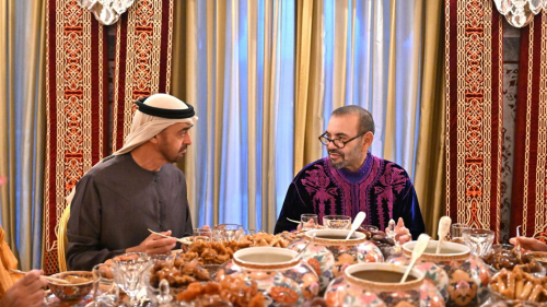 محمد بن زايد يحضر مأدبة إفطار أقامها ملك المغرب