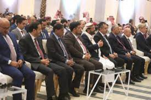 الخبرة سيغادرون عدن بعد صرف آخر دولار من الوديعة الإماراتية السعودية