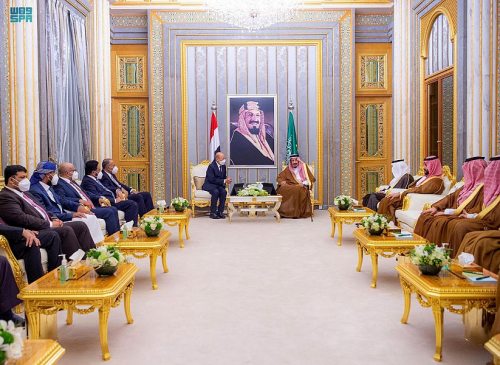 ملك السعودية يستقبل رئيس مجلس القيادة الرئاسي ونوابه