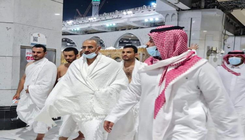 الرئيس الزُبيدي يؤدي مناسك العمرة لروح اللواء صالح السيد