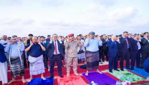الرئيس الزُبيدي ولملس والعليمي يؤدون صلاة عيد الفطر بعدن