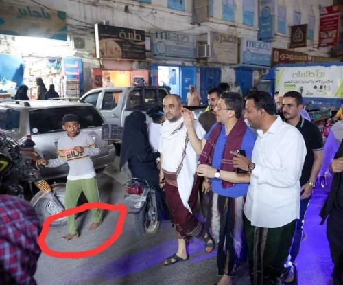 بمرافقة طفل حضرمي حافي: بن مبارك يتجول في المكلا ويتصدق على رجل أعمى بألف ريال