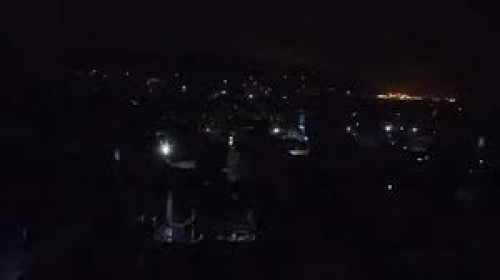 في ظل ارتفاع درجات الحرارة والرطوبة.. خروج كلي لكهرباء عدن ولا حياة لمن تنادي