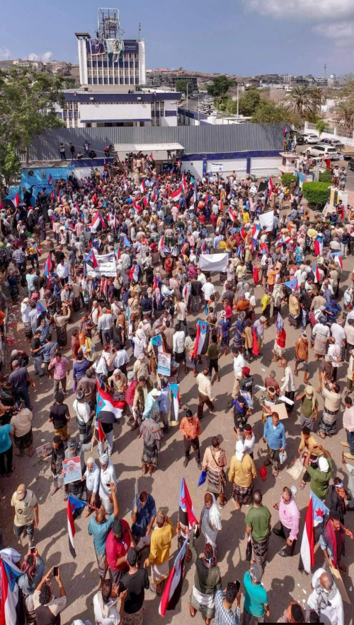 الجنوب لا يُقهر: جماهير عدن تفرض إرادتها وتفتح مقرات الانتقالي رغم كل محاولات القمع
