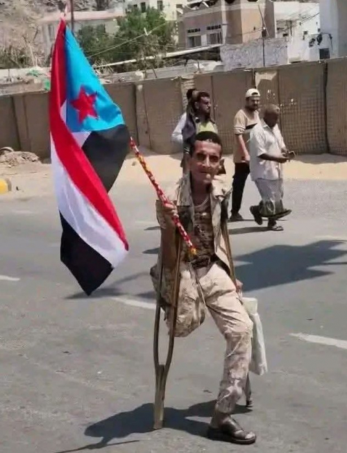 برجل واحدة وإرادة لا تقهر.. بطل جنوبي يتحدى الاحتلال وسلطة الأمر الواقع