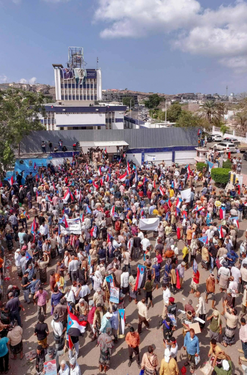  عدن تكسر الإغلاق الشعبي: من بوابة الشارع.. الانتقالي يعود إلى مقراته بالتواهي