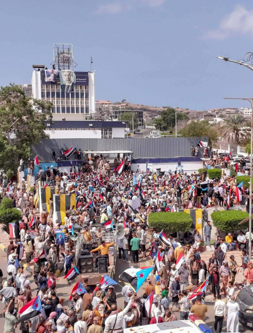 اتهامات متضاربة وذاكرة قصيرة.. الدباني يواجه خصوم الانتقالي بأسئلة محرجة