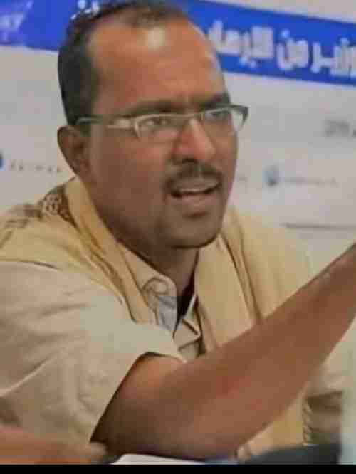 تبآ لهم.. نقل الصحفي الحضرمي أمجد الرامي إلى سجن مستحدث في مطار الريان