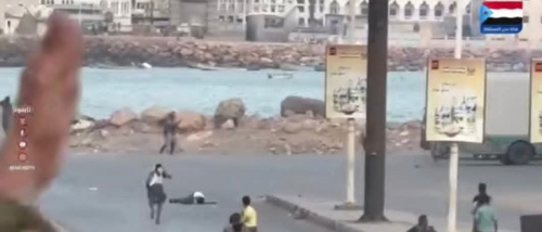 ناشط حضرمي يكشف: &ldquo;عنصر أمني سابق يطلق النار ثم يندس بين المتظاهرين&rdquo;