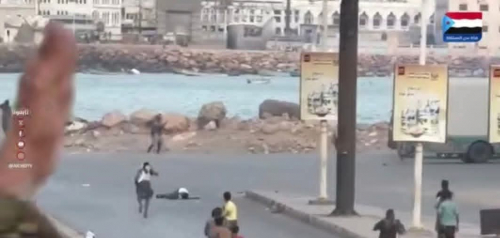 ناشط حضرمي يكشف: &ldquo;عنصر أمني سابق يطلق النار ثم يندس بين المتظاهرين&rdquo;