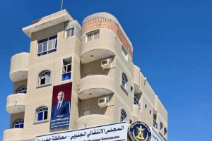 بقوة الشارع الحضرمي لا برغبة مليشيات سلطات القمع والقتل.. إعادة فتح مقر الانتقالي بالمكلا