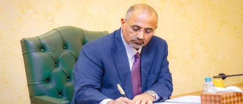 زعلان من عيدروس لأنه أخذ المساجين والمليارات والغاز وسيولة البنك المركزي