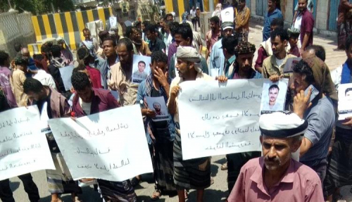 غضب عسكري يتفجر أمام معاشيق.. ضباط بارشيد يصعّدون ضد الإقصاء ووقف الرواتب